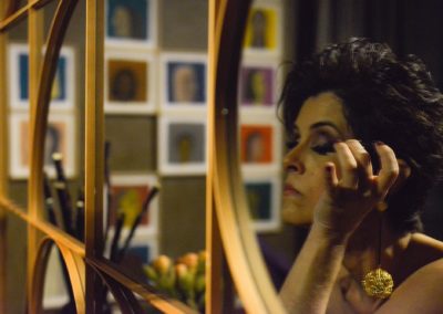 Giovanna Penido no ambiente de Beatriz Siqueira